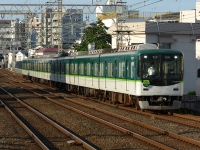 2020年6月撮影、森小路駅にて。7200系25周年記念ヘッドマーク（大阪側は旧塗装Ver）を掲出する7201F。