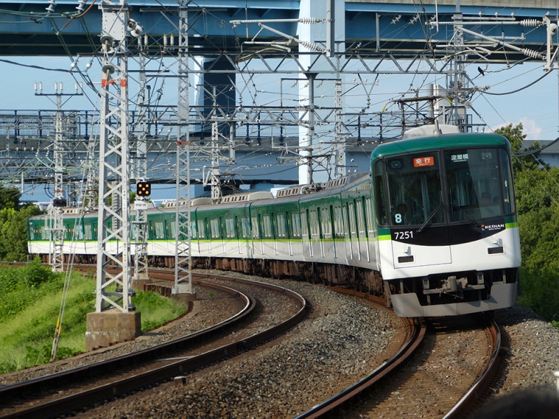 2012年8月撮影、木津川鉄橋（淀～橋本間）にて。急行淀屋橋行きに充当される7200系7201F。
