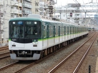 2020年6月撮影、滝井駅にて。7200系25周年記念ヘッドマーク（新塗装Ver）を掲出する7201F。