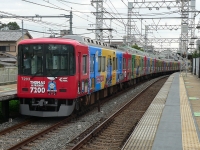 2006年撮影、鳥羽街道駅にて。「きかんしゃトーマスとなかまたち」ラッピングの7203Fを後追い撮影