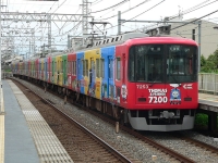 2006年撮影、鳥羽街道駅にて。7200系7203Fに、「きかんしゃトーマスとなかまたち」ラッピングが施されました。天満橋行きの普通も懐かしいですね。
