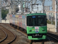 2008年撮影、西三荘駅にて。7200系7203F「きかんしゃトーマス」ラッピングを正面から