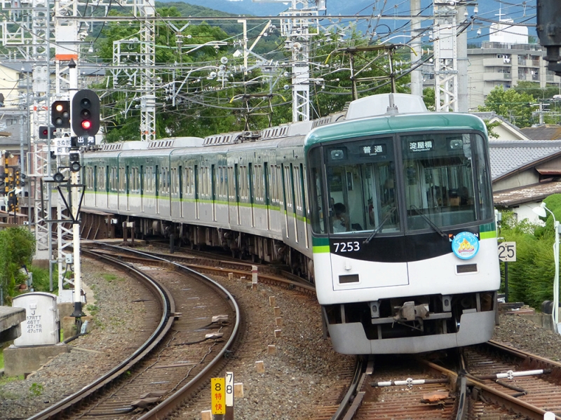 2012年7月撮影、中書島駅にて。ひらかたパーク開業100周年HMを掲出する7203F。