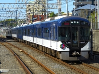 プレミアムカーが組み込まれて営業運転につく3000系3006F