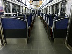 京阪3000系の車内の様子をやや低めの位置から。