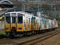大阪阿部野橋側は白と黄土色