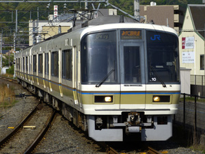 221系、おなじみの表情です。