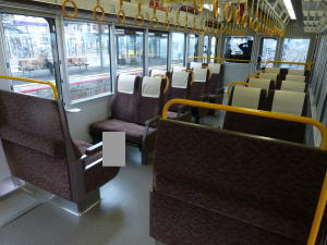中央扉から運転台方向。こちらは５列のまま据え置かれています。