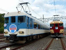 12200系が入れ替えされたので、並んで撮れるようになりました。ヘッドマークはツアーのデザイン。