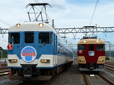 ヘッドマークが取り換えられました。両車とも『貸切』表示です。