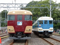後ろへまわってみました。18400系にヘッドマークが付けられています。