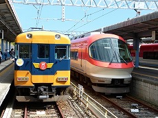 賢島駅に到着。赤い伊勢志摩ライナーと並ぶ。