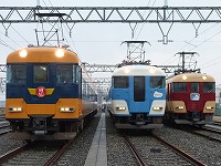 続いては、編成後部に回ってみました。最初は予定になかったらしい？です。晴れていたら大逆光になるところでした。パンタグラフ装着＋前照灯・標識灯点灯でかっこいいですね！