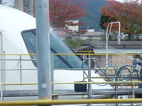 アーバンライナーの先頭窓を洗ってる様子。