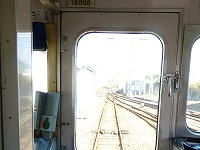 道明寺駅側線に停車中。左側の白く光っている場所が、道明寺線ホームの1番線です。