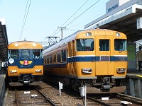 続いては、編成後部に回ってみました。最初は予定になかったらしい？です。晴れていたら大逆光になるところでした。パンタグラフ装着＋前照灯・標識灯点灯でかっこいいですね！