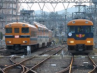橿原神宮前駅にて。ビスタカー３世と並ぶ。