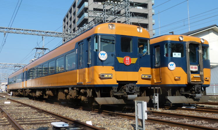 橿原神宮前にて、16000系ノーデッキ編成と18400系を並べた撮影会