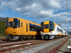 2000系、原型車とリニューアル車の並びを斜めから撮影。