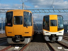 22000系、原型車とリニューアル車の並びを正面から撮影。