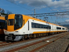 22000系リニューアル車の編成全体です。伝統のオレンジを残しながら、白色が目立つデザインですね。