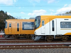 原型車とリニューアル車の並びを側面から。