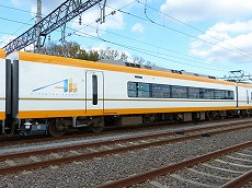 サ22200形22210号車。洗面室・トイレがある場所には、新ロゴが描かれています。