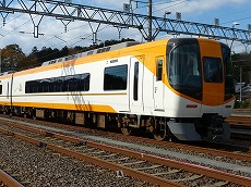サ22400形22410号車。洗面室・トイレがある場所には、新ロゴが描かれているほか、喫煙スペースも設けられています。