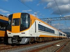 リニューアル編成をローアングルで。前照灯はHIDのせいか、側面に寄れば寄るほど目立たなくなります。