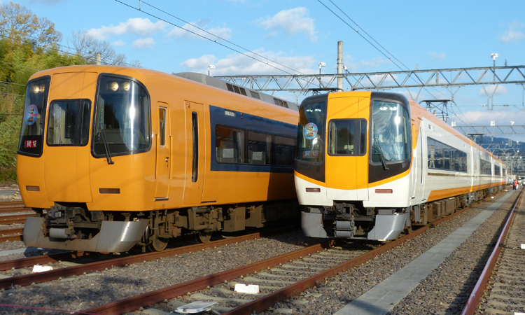 青山町車庫にて、22000系リニューアル編成と、原型編成を並べた撮影会