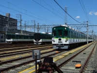 淀（南）車庫に置かれた5000系5551F。横には13000系、9000系9003Fもいます。