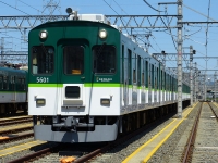 まずはヘッドマークが取り外され、5000系5551Fすっぴんの姿ですｗ