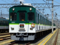 行先方向幕は【急行 ｜淀屋橋】、ヘッドマークは5000系40周年記念。