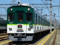 行先方向幕は【急行 ｜淀屋橋】、ヘッドマークは5000系50周年記念。