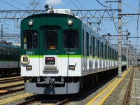 行先方向幕は【特急｜天満橋】、ヘッドマークは『臨』