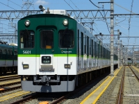 行先方向幕は【普通 ｜淀屋橋】、ヘッドマークはなし