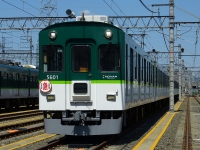 行先方向幕は【 ｜ 】、ヘッドマークは淀屋橋～伏見稲荷の急行（背景白地）