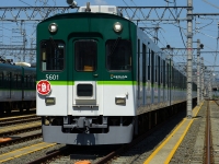 行先方向幕は【 ｜ 】、ヘッドマークは淀屋橋～樟葉の急行（背景赤地）