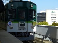 京都競馬場と5000系の並びを。
