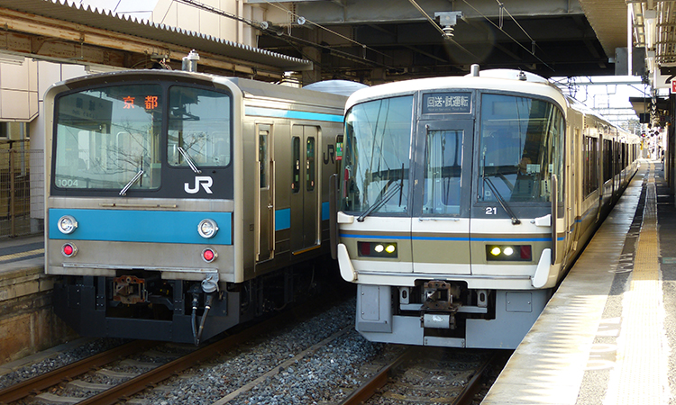 JR奈良線城陽駅で離合する２０５系と２２１系