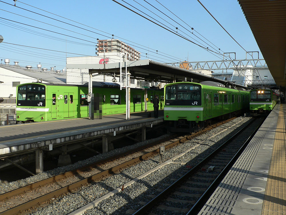 久宝寺駅で並ぶ201系3編成