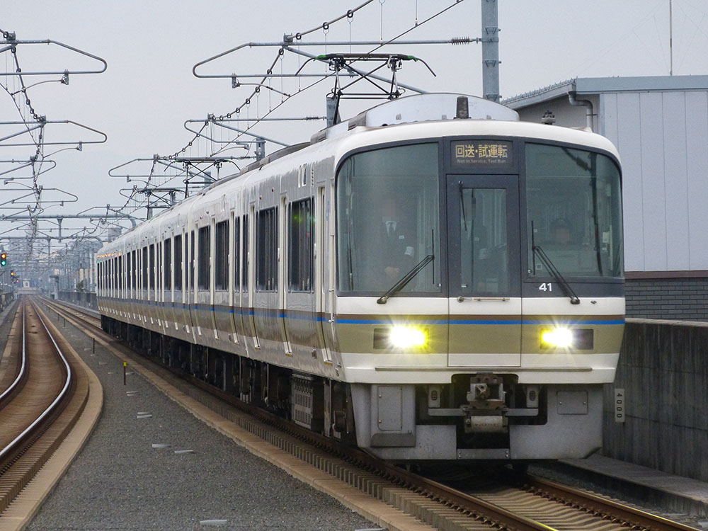 おおさか東線を北上する、221系8連編成。年末年始と夏休みに運転される保安列車です。