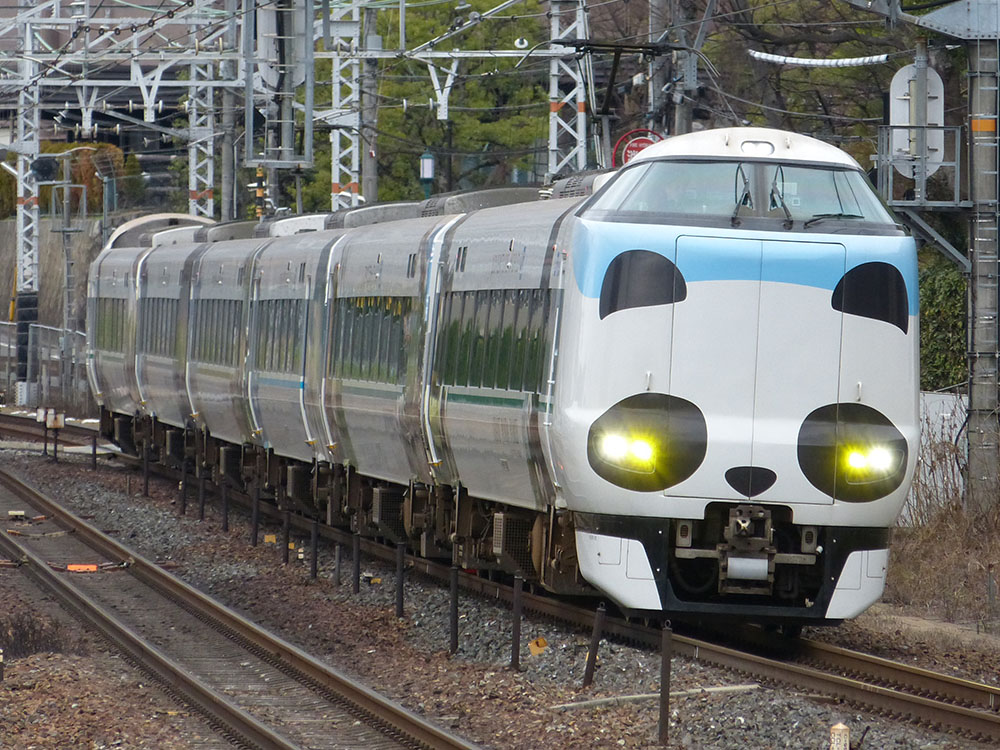 山崎駅を通過する、287系パンダくろしお号を使った特急くろしお号京都行き