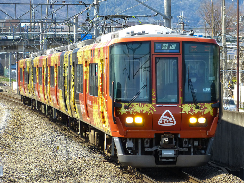 嵯峨野線で運用開始した223系です。V57編成はR02編成になり、『森の京都QRトレイン ～Quality and Relaxing Train～』ラッピングが施されました。
