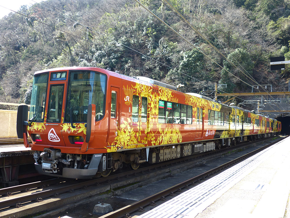 嵯峨野線で運用開始した223系です。V57編成はR02編成になり、『森の京都QRトレイン ～Quality and Relaxing Train～』ラッピングが施されました。保津峡駅にて撮影