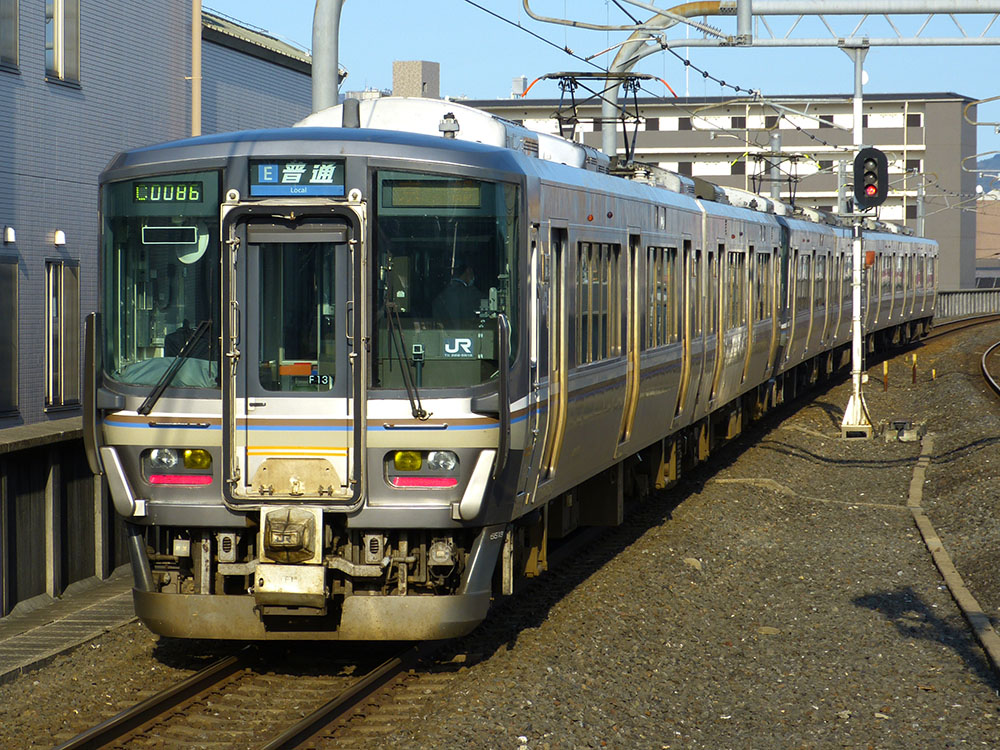 223系R01編成は、福知山の223系5500番台を後ろに連結して京都へ向かいます。