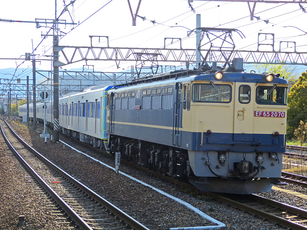 東海道線を東京へ向かって上がっていく、寿恵男6500形の甲種輸送。EF65 2070牽引です。