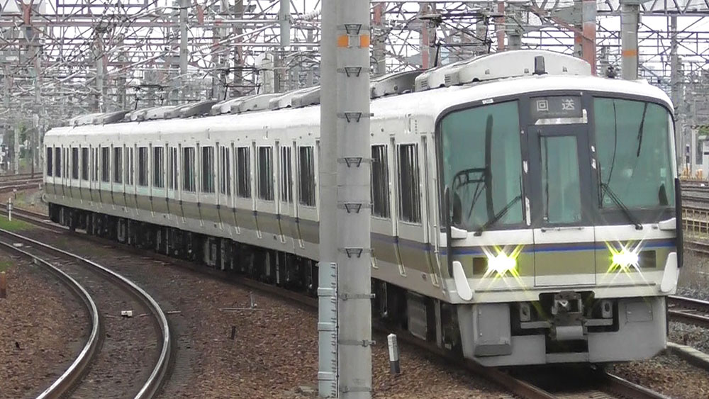 元網干所の221系A16編成が、組み換えのため京都支所へ向かいます。