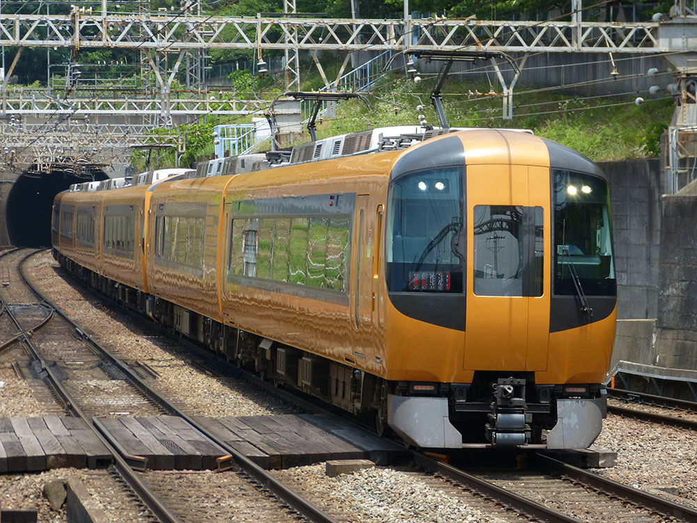 近鉄奈良線石切駅を通過する、阪奈特急22600系ace