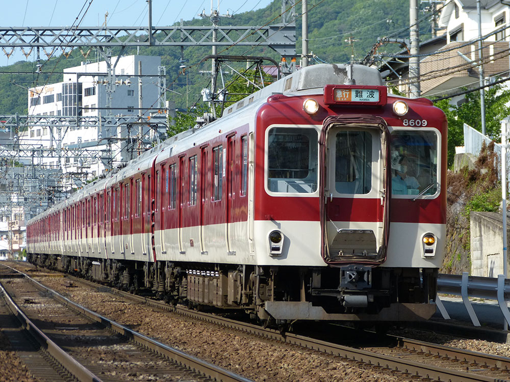 近鉄奈良線石切～額田間を走行する8600系急行